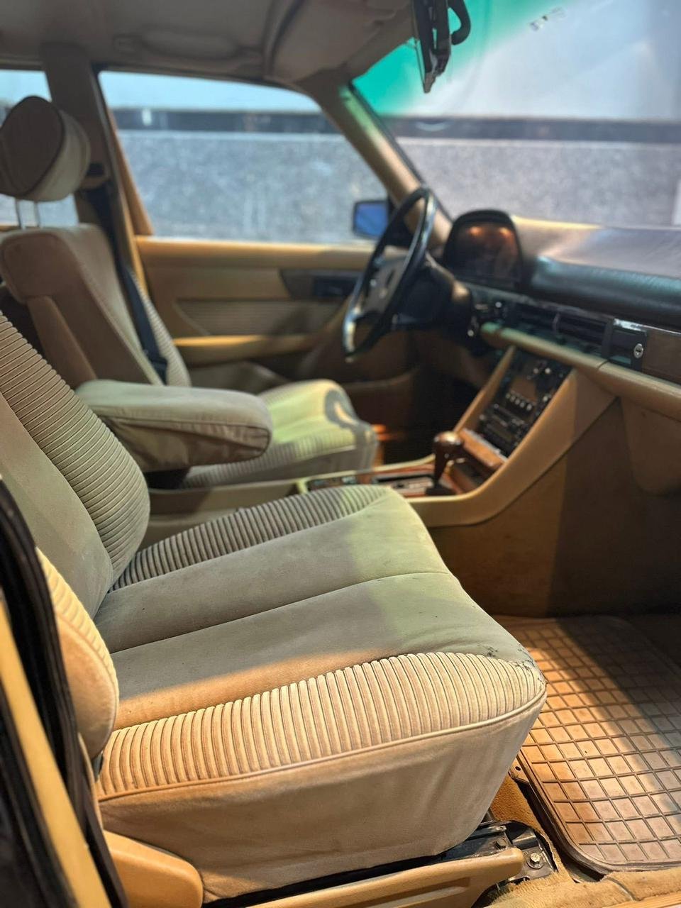 السيارة من الداخل 