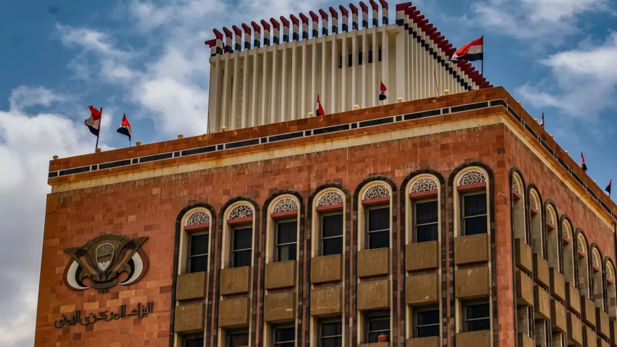 عاجل: البنك المركزي اليمني يُجمد أسعار الصرف رسمياً.. الدولار بـ530 ريال والتجاوز غرامة فورية!