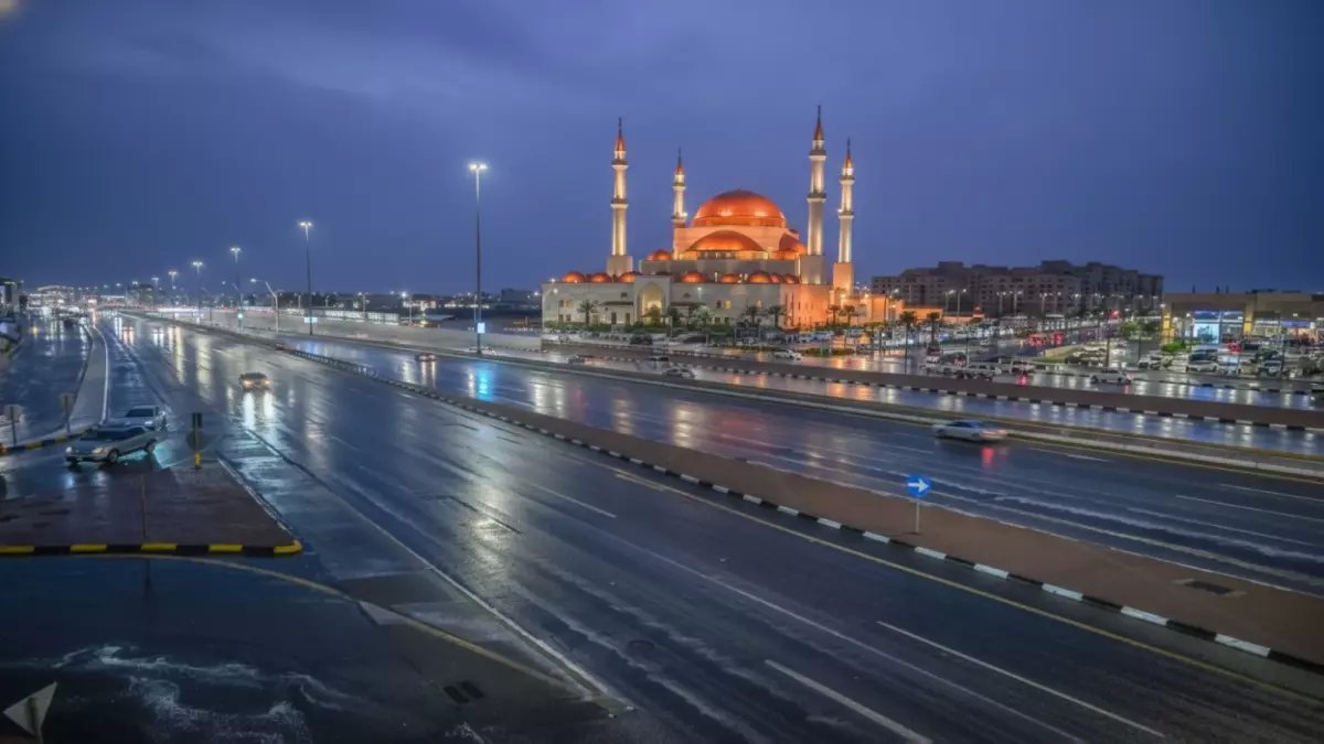 عاجل: عاصفة ترابية عنيفة تضرب 9 مناطق سعودية... والضباب يعمي الشرقية تماماً!