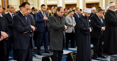 الرئيس السيسى يؤدى صلاة الفجر بمسجد العزيز الحكيم بالمقطم.. فيديو