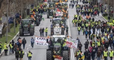 مزارعو إسبانيا يحتجون ضد اتفاقية ميركوسور: لا يتم مراقبة الكوكايين فكيف الأبقار.. فيديو