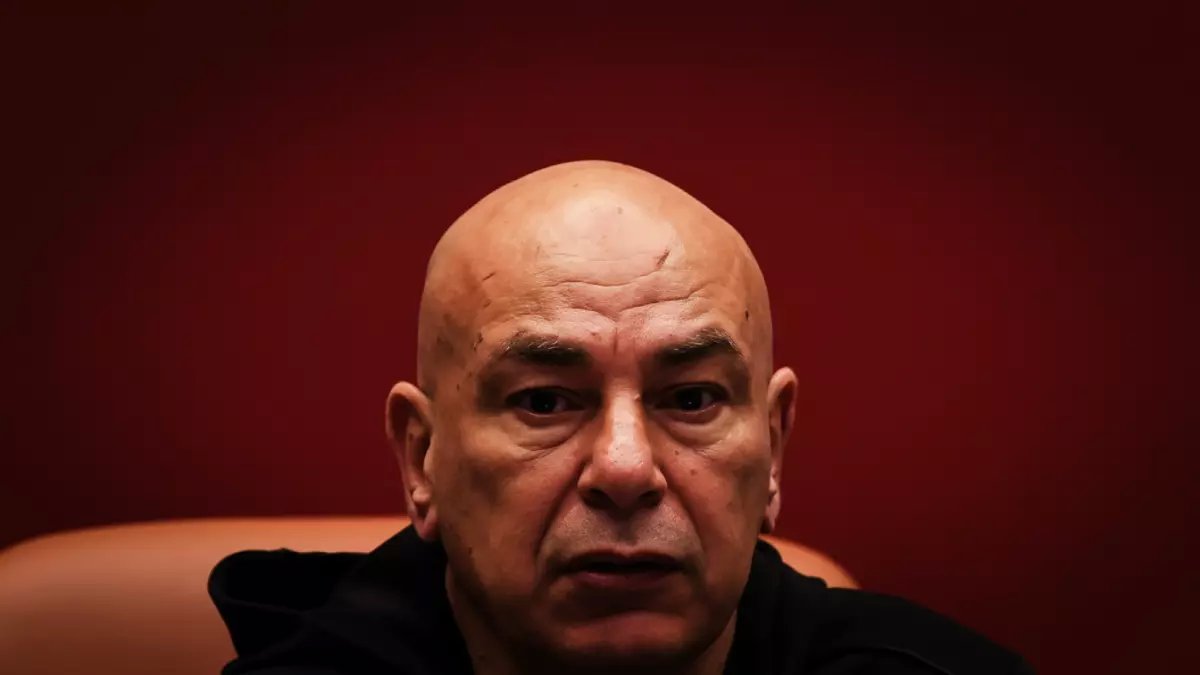 فضيحة مدوية: إعلامي مغربي يهين حسام حسن علناً... والبعثة المصرية تنسحب في موقف تاريخي!