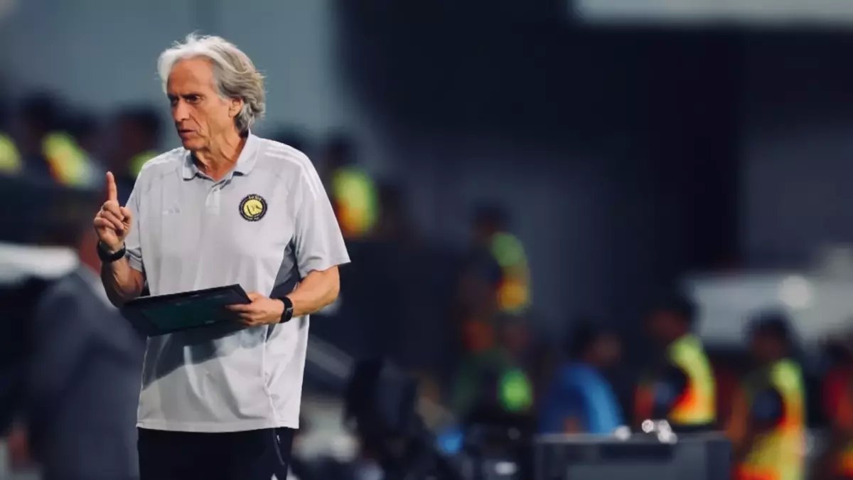 عاجل: خيسوس يفجر مفاجأة صادمة - طرد نجم النصر نهائياً والكشف عن البديل الأجنبي!