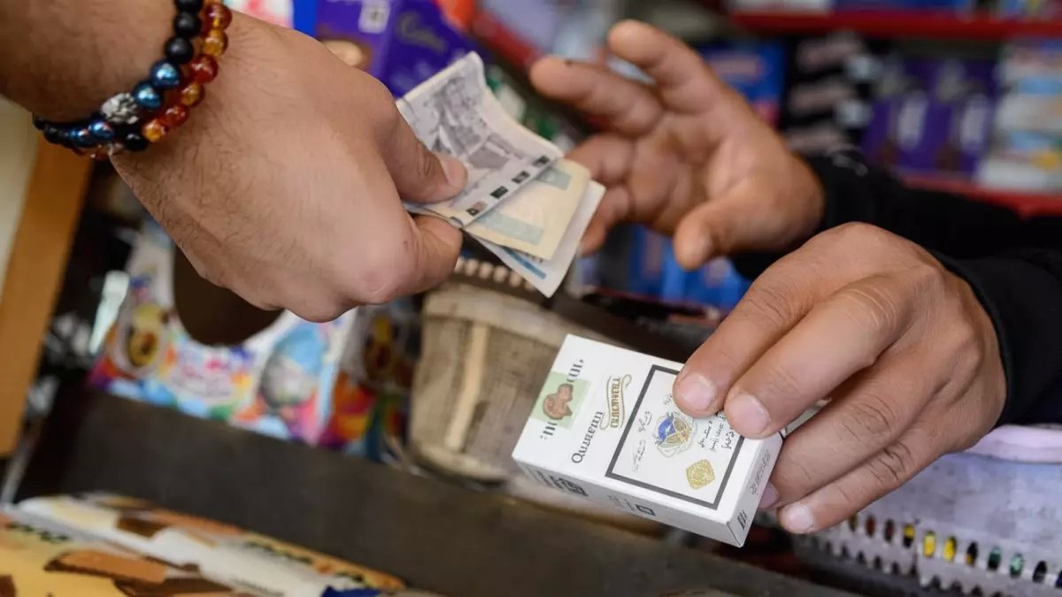 فضيحة: التجار يرفعون أسعار السجائر 15 جنيهاً فوق التسعيرة الرسمية... والمسؤولون: يلعبون بالمستهلك!