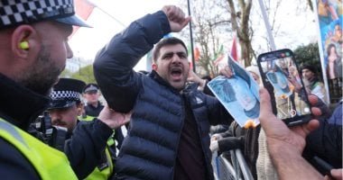 اشتباكات عنيفة أمام سفارة طهران فى لندن وإصابة 4 ضباط واعتقال 14 شخصا