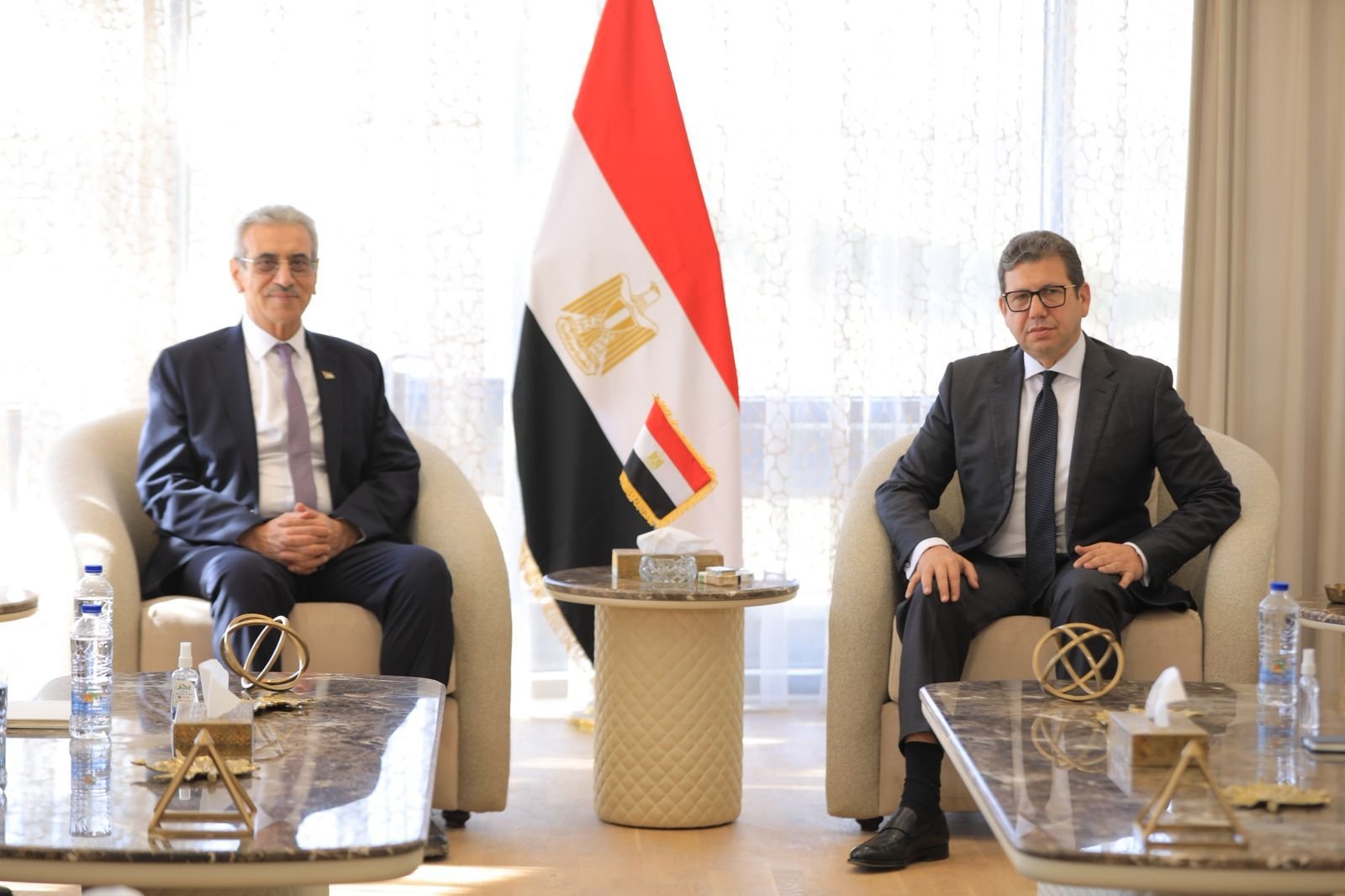 السيد الوزير حسن محمود رشاد ورئيس اللجنة علي شعث