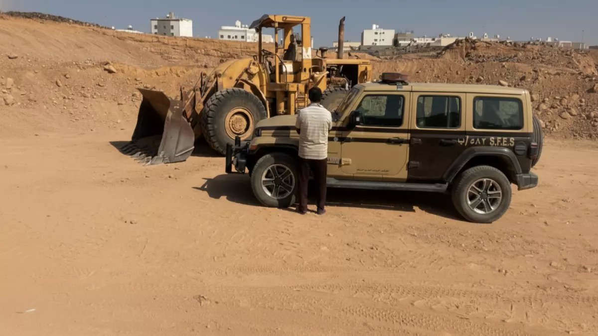 عاجل: القبض على مخرب هندي يستنزف تربة المدينة المنورة سراً - والكشف عن معدات ضخمة مصادرة!