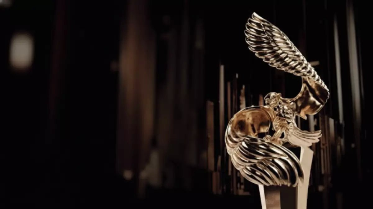 صادم: ليلى القحطاني تتوج بـ Joy Awards وترسل رسالة مؤثرة تُبكي الجمهور... "ادعولي بالشفاء"!