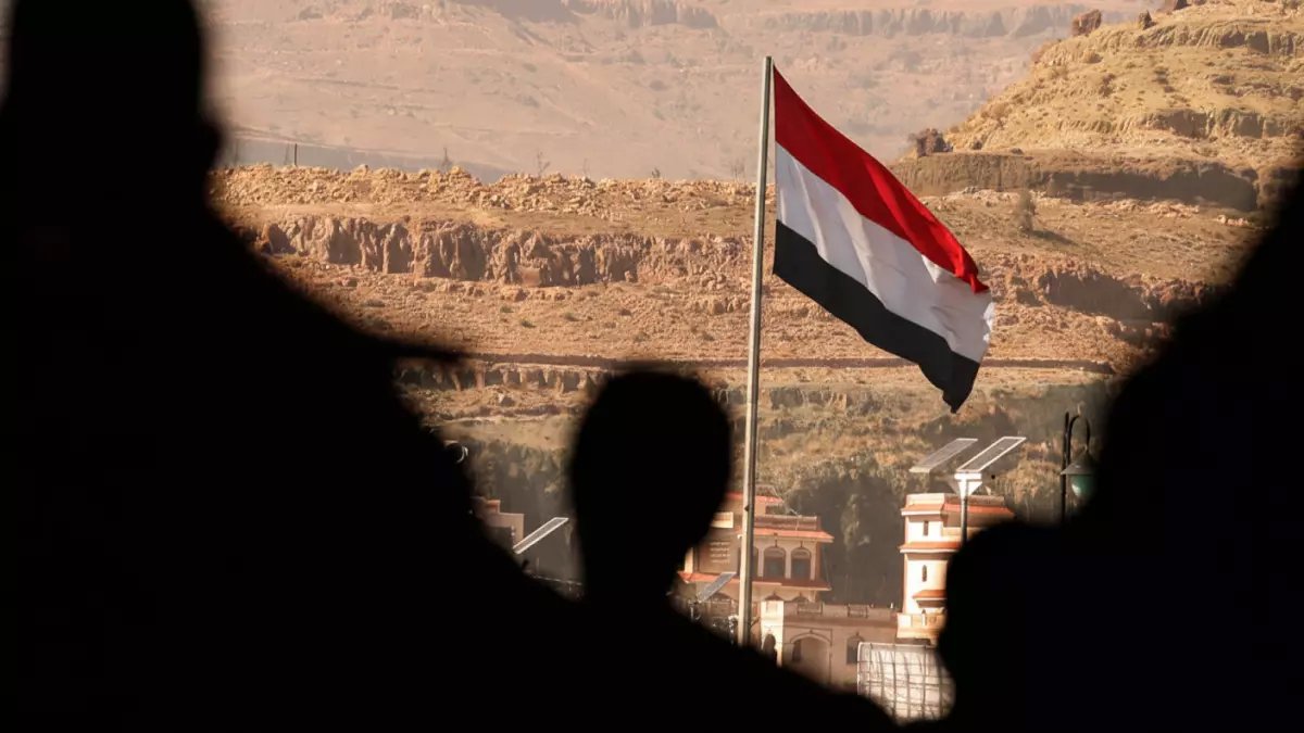 عاجل: تسريبات صادمة حول التغييرات الحكومية في اليمن - خفايا الصراع على السلطة تنكشف!