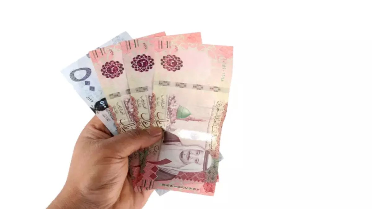 عاجل: صدمة في أسعار العملات اليوم... الدولار ينهار والدينار الكويتي يقفز لـ 12 ريال!