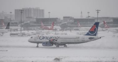 الثلوج تتحدى التكنولوجيا.. لغز تعطل مطارات أوروبا وإلغاء 3 آلاف رحلة × 14 يوما