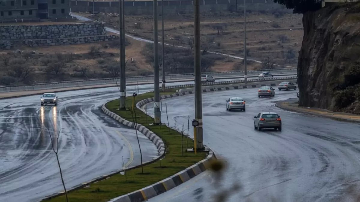 عاجل: عاصفة مدمرة تضرب الباحة الآن... انقطاع الرؤية تماماً وصواعق مرعبة حتى المساء!