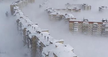 كامتشاتكا تختفى تحت الثلوج والروس يبحثون عن سياراتهم فى الشوارع.. فيديو