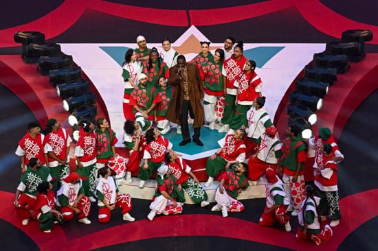 الممثل البريطاني إدريس إلبا يؤدي عرضا خلال حفل ختام نهائي كأس الأمم الأفريقية