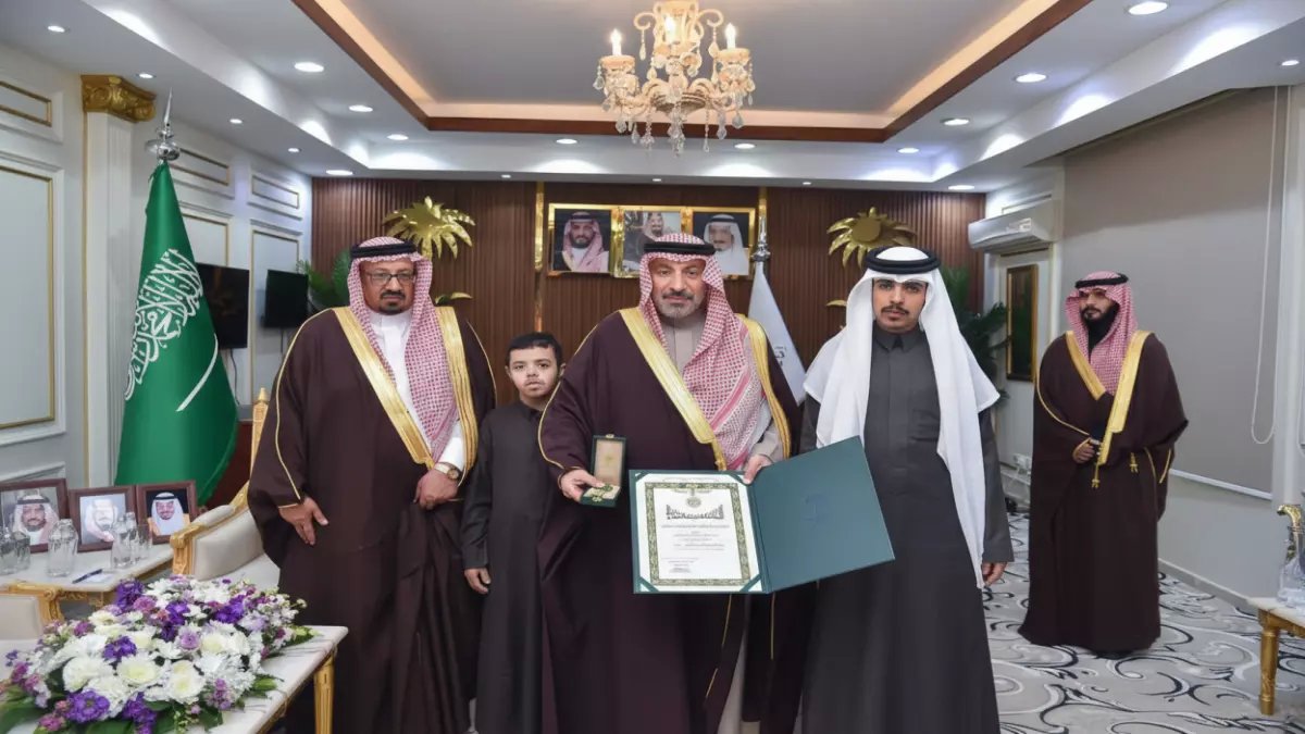 عاجل: أمير نجران يُكرّم مواطناً وهبه كليته لشقيقه بوسام الملك عبدالعزيز - قصة تُبكي من الجمال!