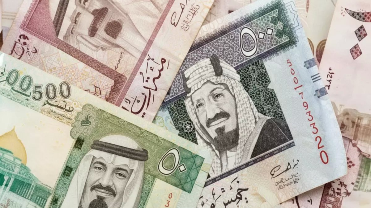 عاجل: 1000 ريال سعودي = 12,480 جنيه في السوق السوداء... الفارق صادم عن البنوك!