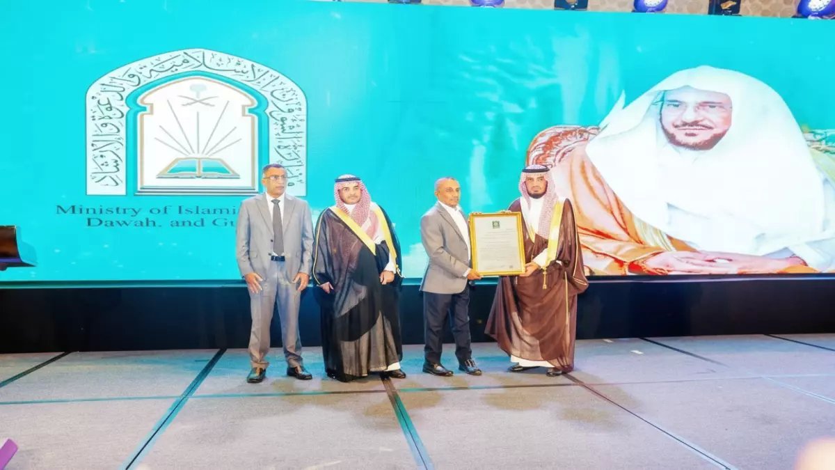 حصري: وزير سعودي يحصل على وثيقة "خادم القرآن" الأولى من نوعها - 6000 متسابق شاهدوا التكريم!