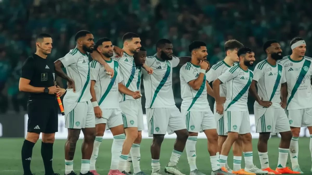 نجم الأهلي الدولي يتحمل عواقب لحظة واحدة.. إيبانيز يدفع 10 آلاف ريال ويغيب مباراتين