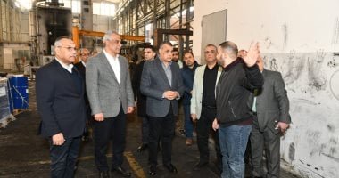 وزير الإنتاج الحربى يتفقد خطوط الإنتاج بشركة حلوان للصناعات الهندسية