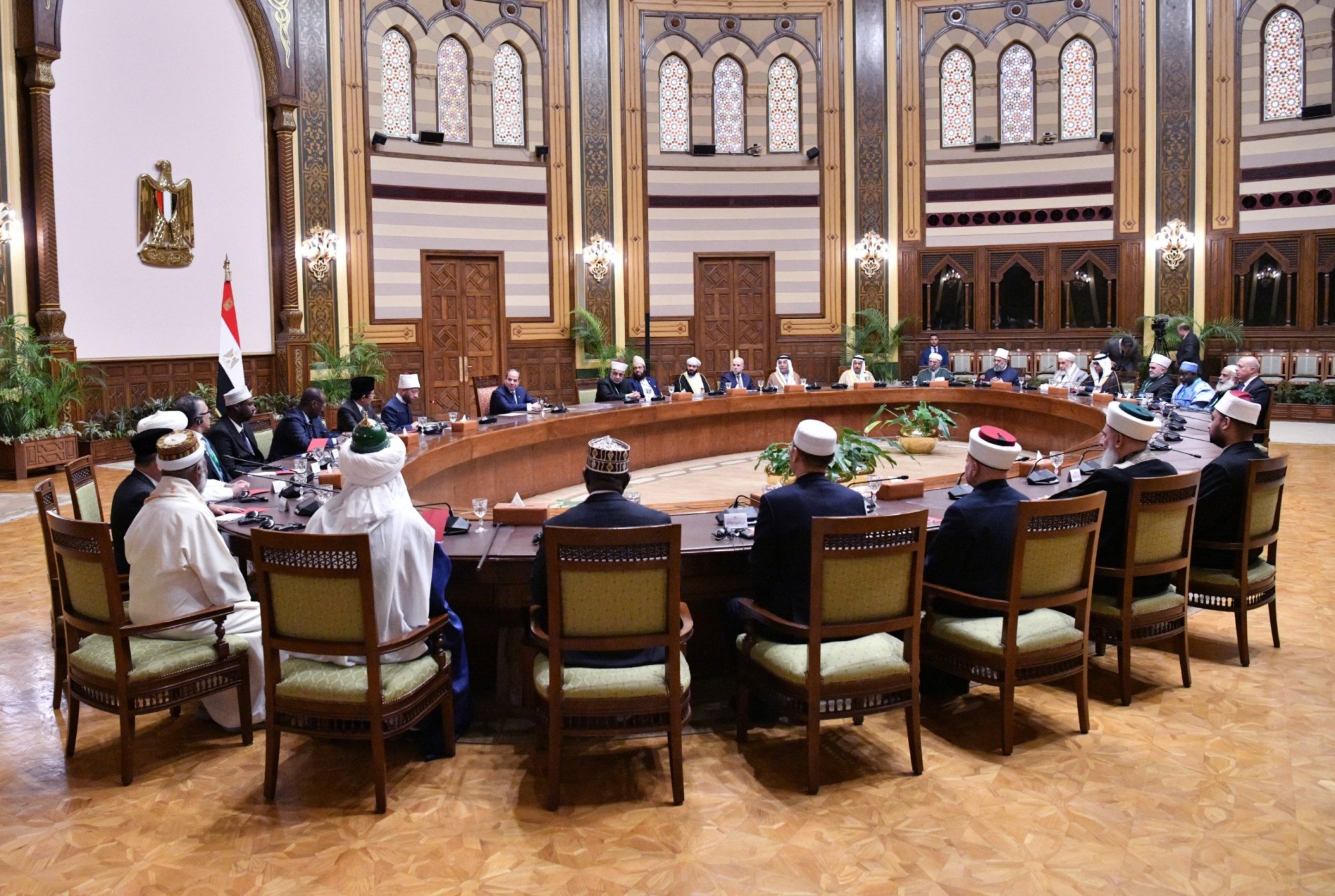 الرئيس السيسى يستقبل نخبة من المشاركين فى فعاليات المؤتمر الدولى للمجلس الأعلى للشؤون الإسلامية (2)