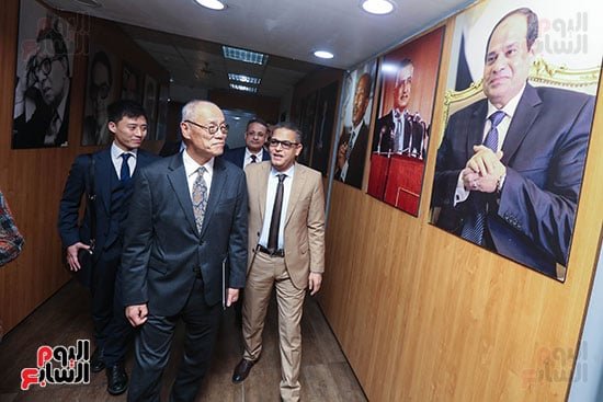 السفير فى مقر اليوم السابع مع رئيس التحرير