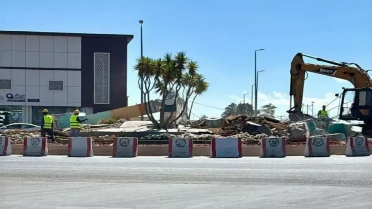 عاجل: بلدية سراة عبيدة تزيل معلماً تاريخياً عمره 22 عاماً وسط غضب المواطنين... والسبب صادم!