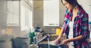 السيدات يقضين 4.5 ساعة يوميا في الأعمال المنزلية والرجال 2.3 ساعة