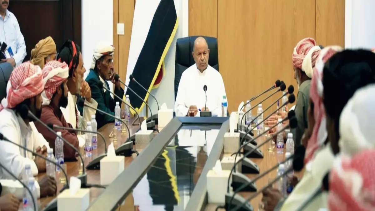 الخنبشي يفجر مفاجأة صادمة: اكتشاف سجون سرية ومتفجرات إماراتية في حضرموت - والكشف عن خطة اغتيالات مرعبة!