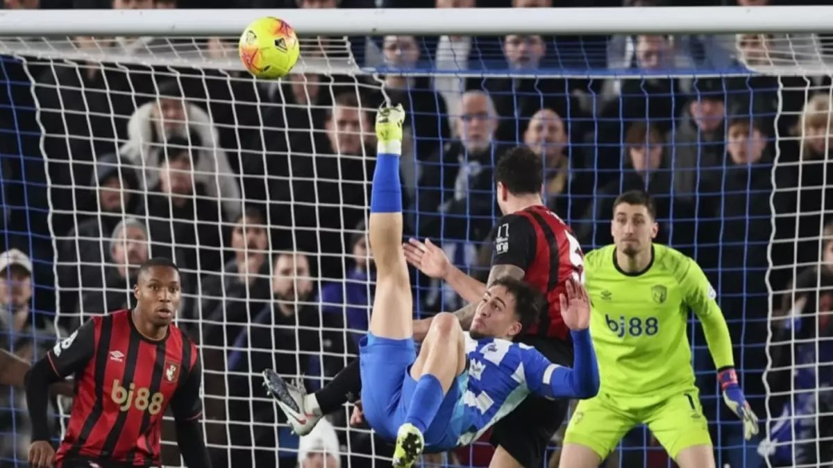 صادم: مقصية كوستولاس الأكروباتية تنقذ برايتون من الخسارة في آخر ثانية… هدف سيتذكره التاريخ!