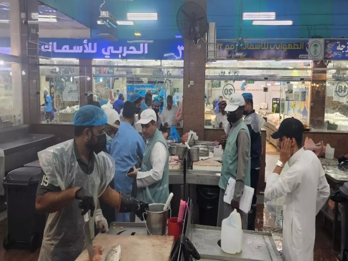  ضبط 160 كيلو أسماك فاسدة في سوق مكة المقدسة - 9 مخالفات صادمة قد تؤثر على صحتك!