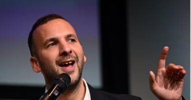 زعيم الخضر البريطانى: علينا النظر فى طرد القوات الأمريكية من قواعدنا