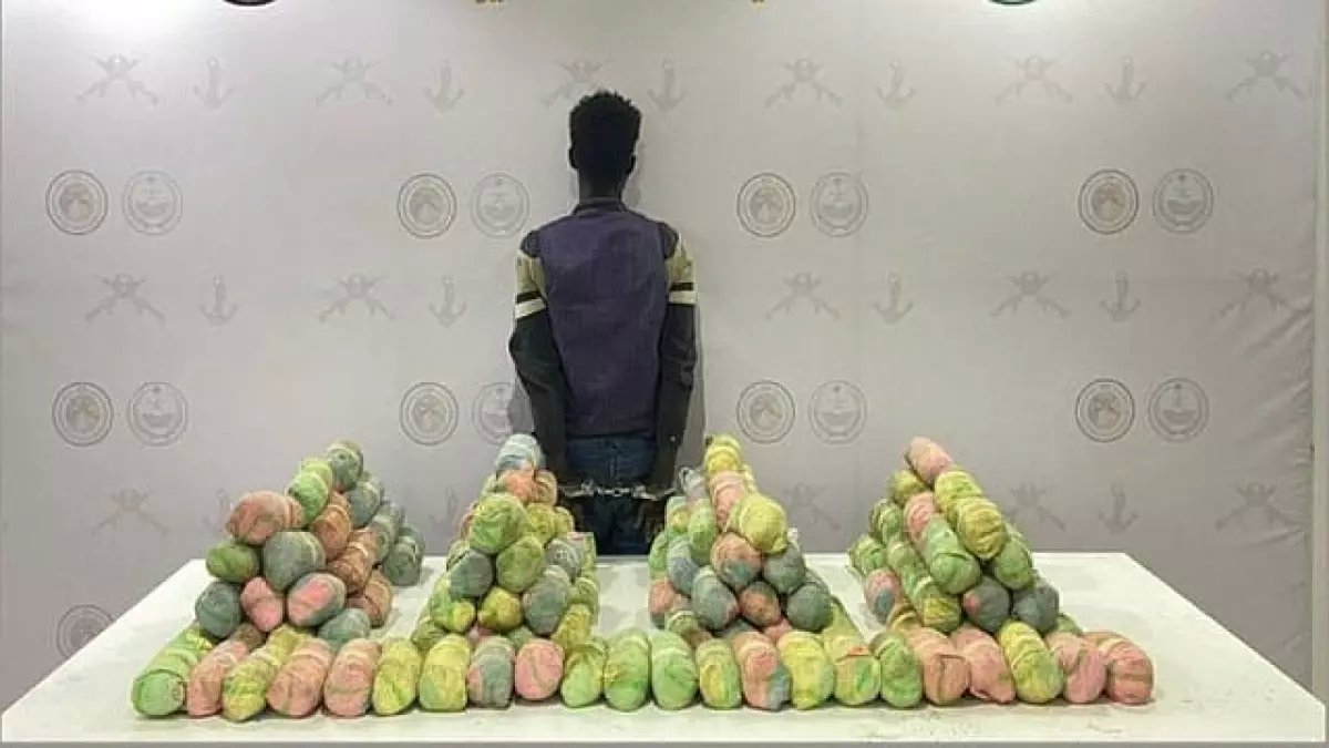 عاجل: ضربة أمنية قوية تطيح بعصابة تهريب مخدرات خطيرة - ضُبط 158 كيلو قات في جازان وعسير!