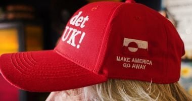 «اجعلوا أمريكا ترحل»: قبعات تسخر من شعار ترامب تكتسب شعبية بسبب جرينلاند