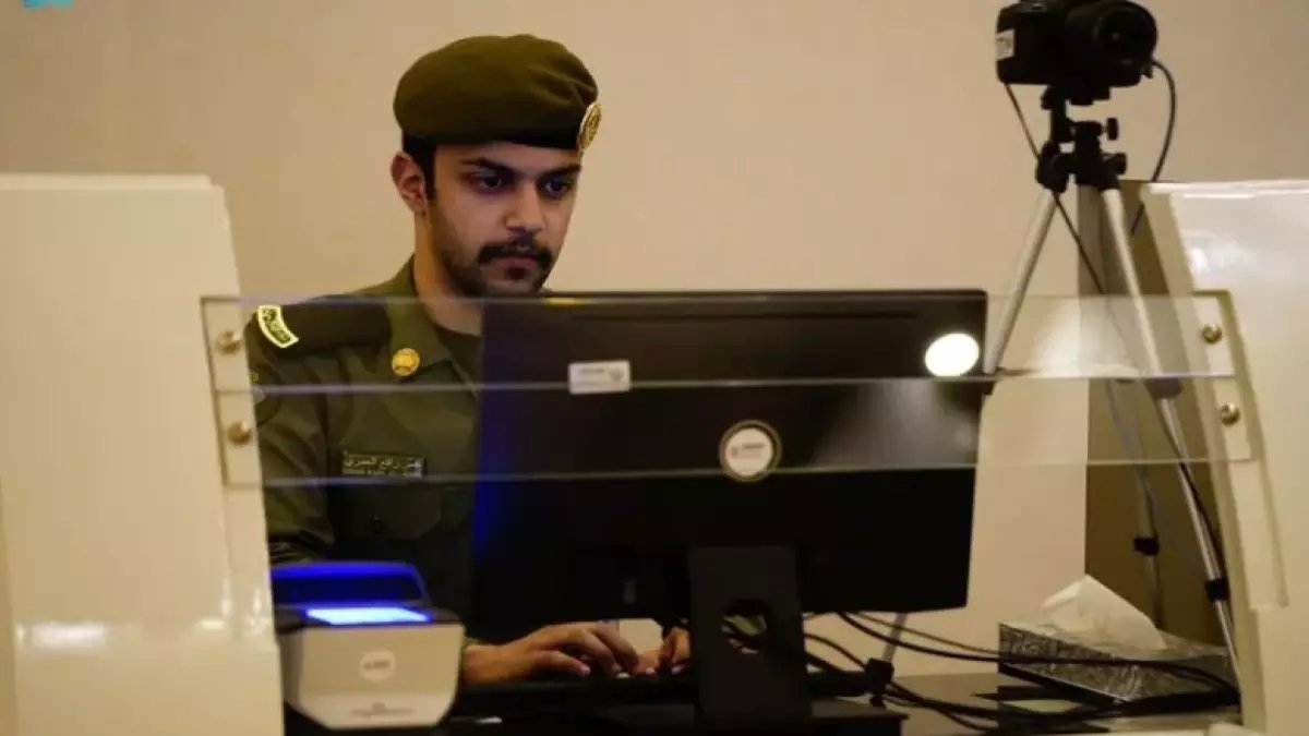 السجن 6 أشهر وغرامة 50 ألف ريال.. الجوازات السعودية تكشف عن المخالفة التي لن تتسامح معها !