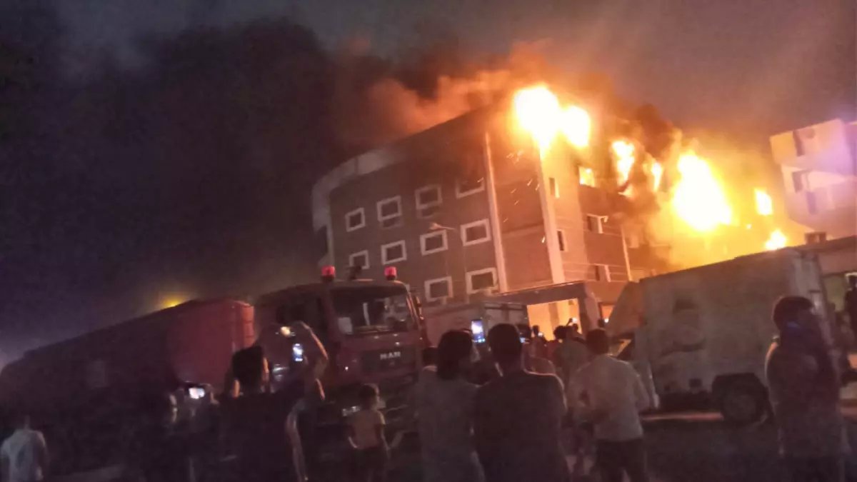 عاجل: 7 سيارات إطفاء تحارب جحيم مصنع العبور - النيران تلتهم 500 متر والخوف من انتشارها!