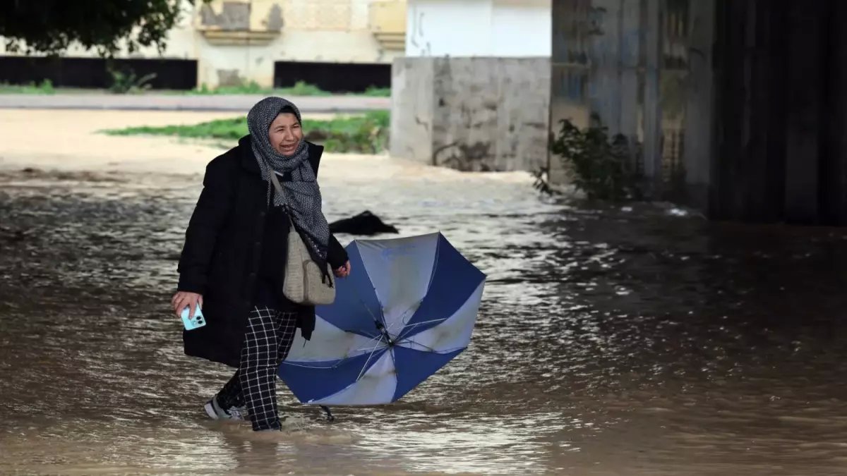 عاجل: 4 قتلى وفيضانات كارثية تشل تونس.. أمطار لم تحدث منذ 73 عاماً تحول الشوارع لأنهار!