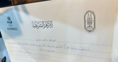 رئيس الوزراء يسجل كلمة تذكارية فى سجل جناح الأزهر الشريف بمعرض الكتاب