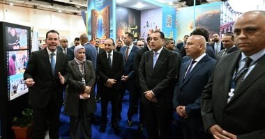 رئيس الوزراء يتفقد جناح مركز المعلومات ودعم اتخاذ القرار بمعرض للكتاب