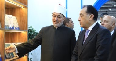 رئيس مجلس الوزراء يتفقد جناح دار الإفتاء بمعرض القاهرة الدولى للكتاب
