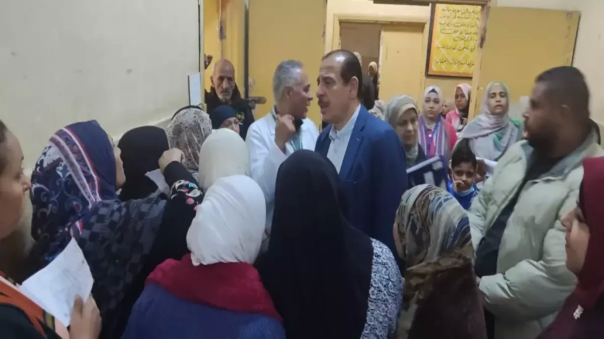 عاجل: نائب وزير الصحة يستبعد مدير مستشفى حلوان فوراً بعد جولة صادمة كشفت انهيار النظافة والرقابة!