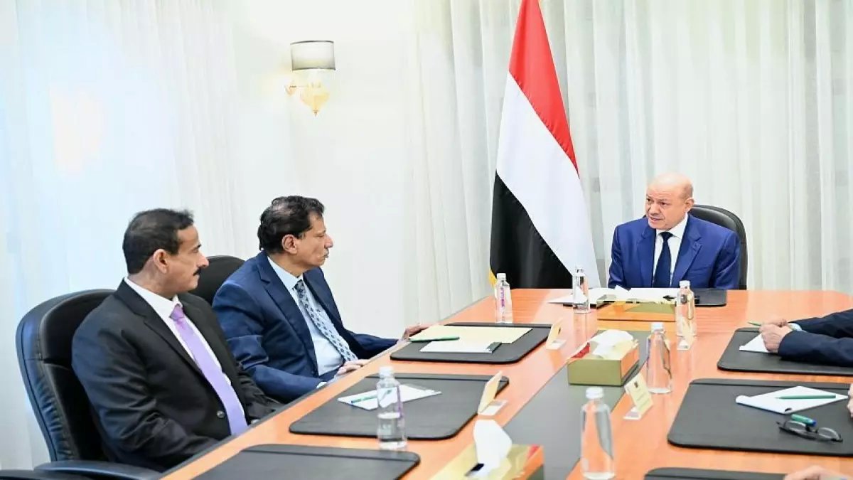 عاجل: العليمي يكشف التهديد الخطير لأمن اليمن... تعليمات صادمة لمحافظي المهرة وشبوة!