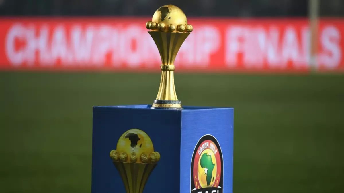 شبانة ينفجر غضباً: "الأهلي والزمالك يتعاقدان مع أنصاف لاعبين... أين السوبر ستارز؟!"