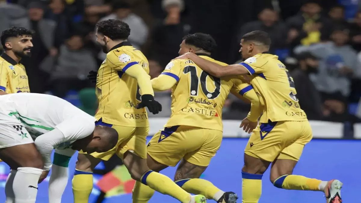 عاجل: روجير مارتينيز يدمر الرياض بهاتريك ناري... التعاون يحافظ على المركز الثالث بعد مباراة مجنونة!