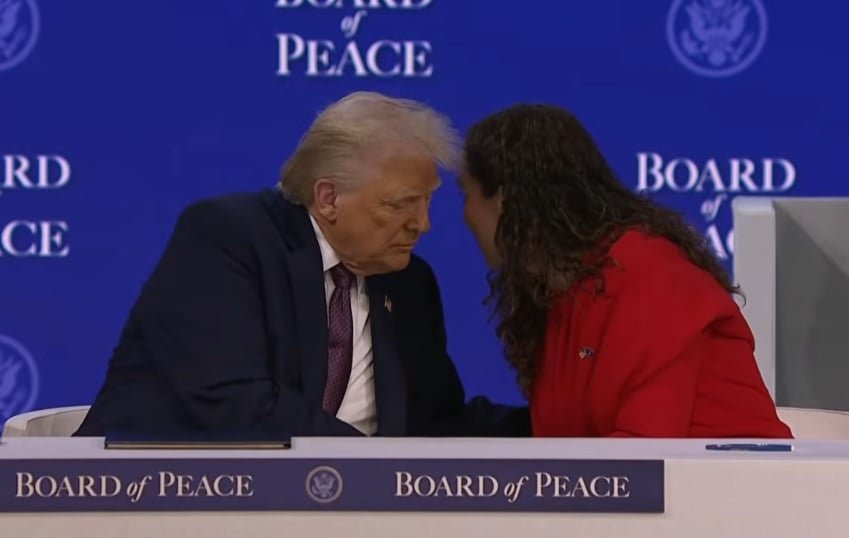 حديث جانبي بين ترامب وفيوزا عثمانى خلال التوقيع حديث جانبي بين ترامب وفيوزا عثمانى خلال التوقيع