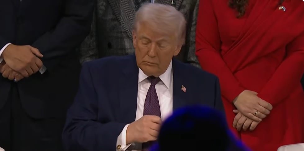 ترامب خلال توقيع ميثاق مجلس السلام العالمي ترامب خلال توقيع ميثاق مجلس السلام العالمي