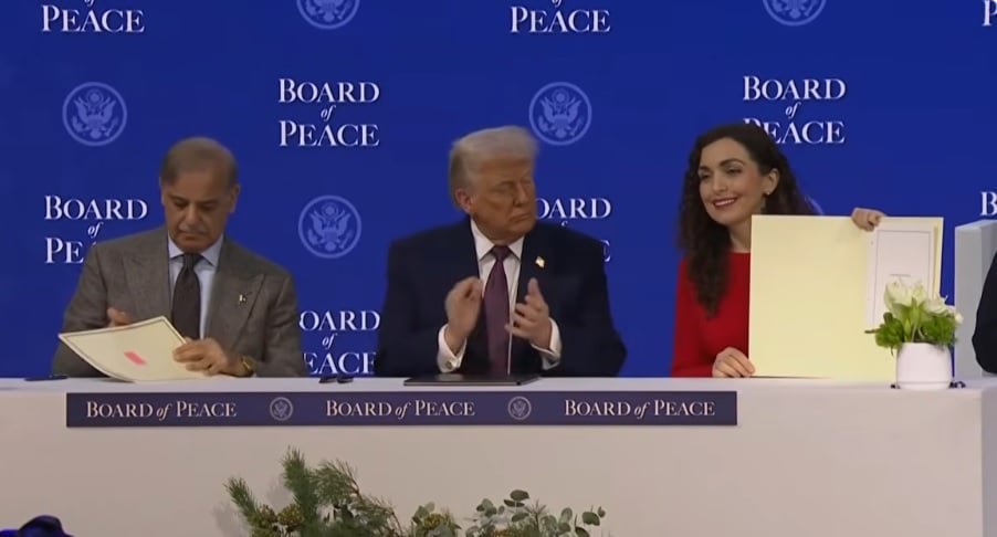 عقب توقيع ميثاق السلام العالمي عقب توقيع ميثاق السلام العالمي