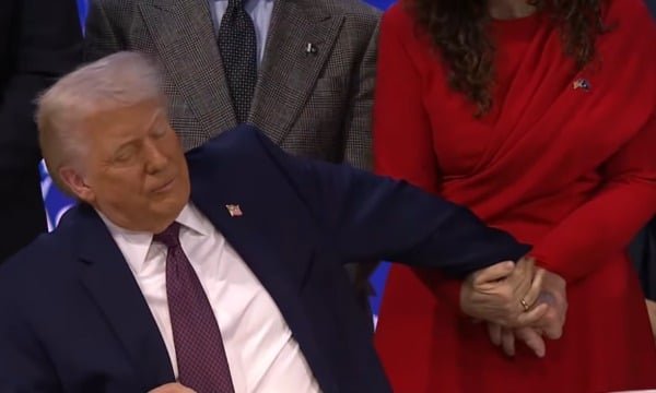 ترامب وفيوزا عثمانى خلال توقيع ميثاق مجلس السلام العالمى ترامب وفيوزا عثمانى خلال توقيع ميثاق مجلس السلام العالمى