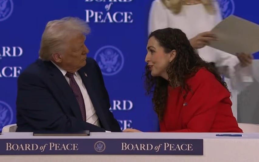 خلال حديث فيوزا عثمانى مع ترامب قبل التوقيع علي ميثاق السلام خلال حديث فيوزا عثمانى مع ترامب قبل التوقيع علي ميثاق السلام