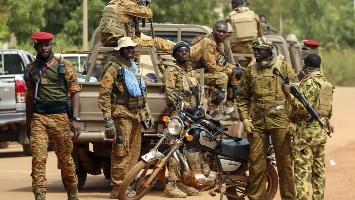 عاجل: تنظيم القاعدة يقتل 11 شرطيًا في مذبحة دموية ببوركينا فاسو... مصير 4 ضباط مأساوي!