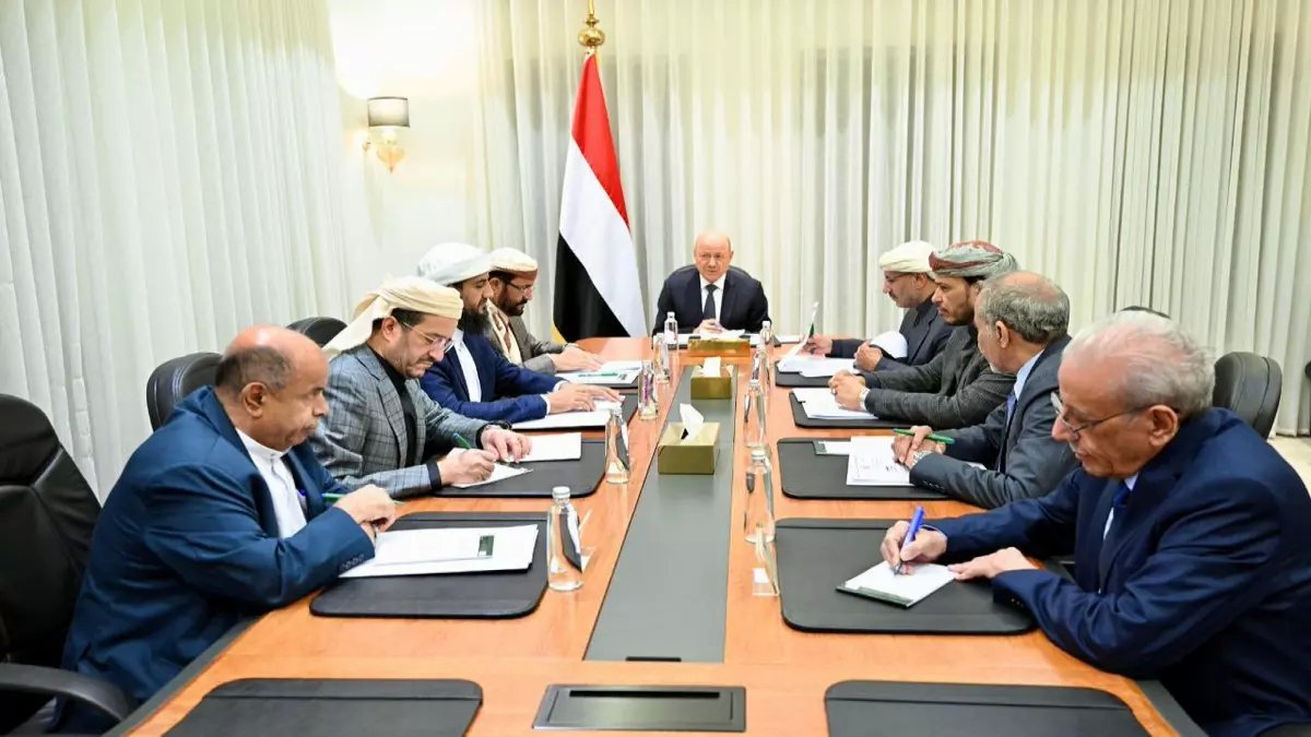 عاجل: مجلس القيادة الرئاسي يجتمع بكامل أعضائه لأول مرة منذ شهور ويخرج ببيان ناري ضد الإرهاب!